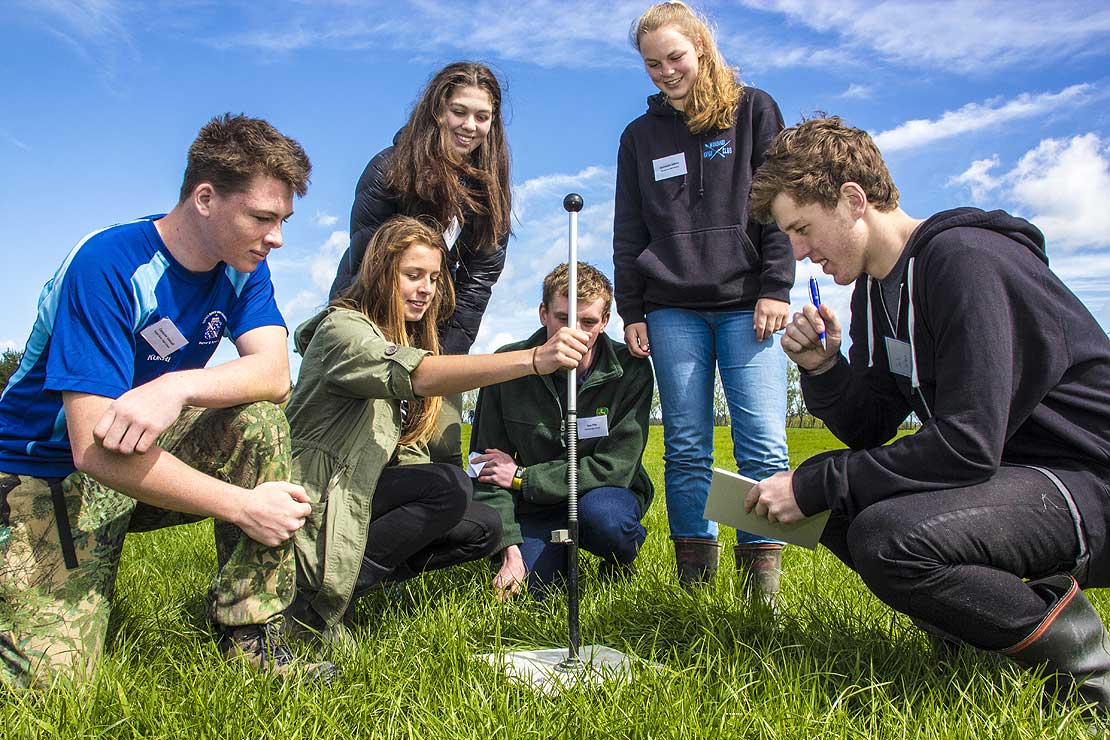 Prospective students get hands-on with agriculture - Massey University