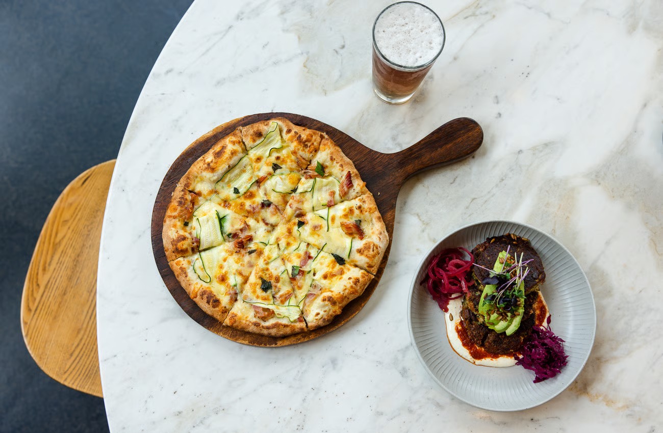 pizza tại Eastwood Café - quán cafe gỗ tại Rotorua